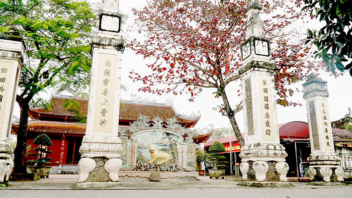 Đền ông HoàngMườibên dòng sông Lam (Nghệ An) là một trong những điểm đến tâm linh nổi tiếng với khách du xuân